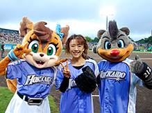 『キャッツ』札幌公演出演者が、北海道日本ハムファイターズの始球式に登場！