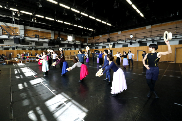 愛と魔法の物語、いよいよ福岡へ！－－『美女と野獣』稽古が進行中