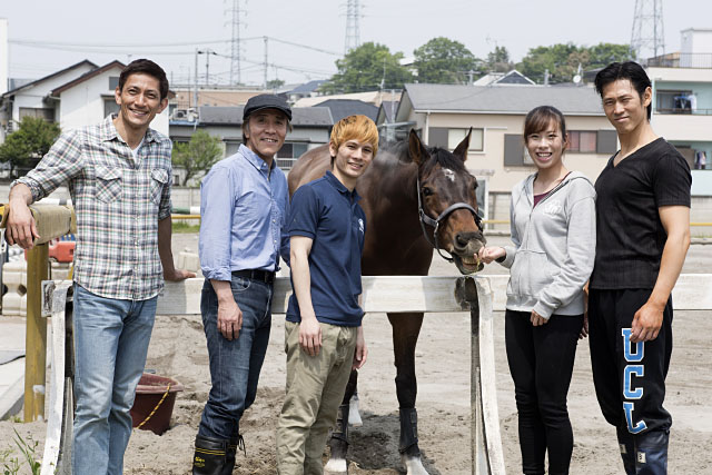 『エクウス』出演候補者が、馬小屋掃除や乗馬を体験！