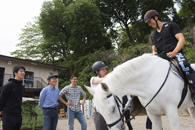 『エクウス』出演候補者が、馬小屋掃除や乗馬を体験！