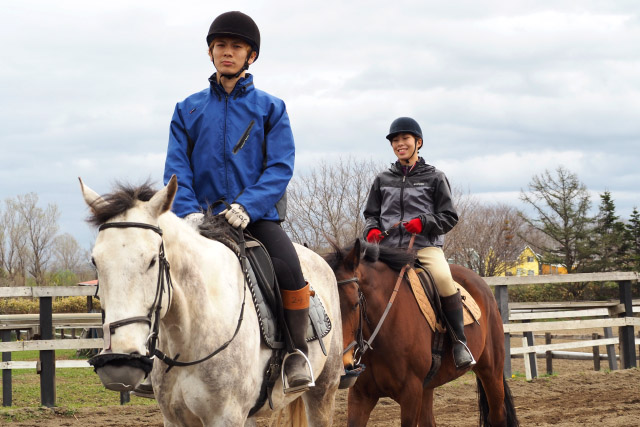 【続・北海道編】『エクウス』出演候補者らが厩舎で掃除や乗馬を体験！