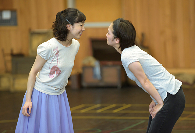 全国の子どもたちへ、「真実」の物語を――『王子とこじき』稽古場レポート