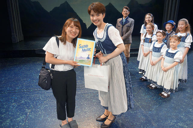 『サウンド・オブ・ミュージック』札幌公演に、カーリング日本代表・LS北見の鈴木夕湖選手が来場されました