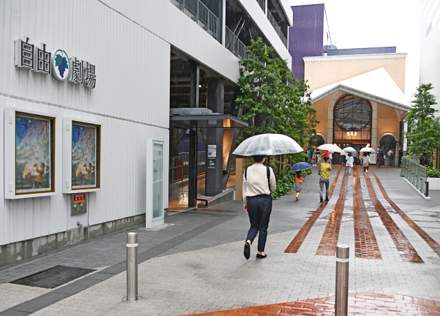 初日公演は雨空となりましたが、自由劇場へ向かうお客様の表情からは期待と笑顔があふれていました