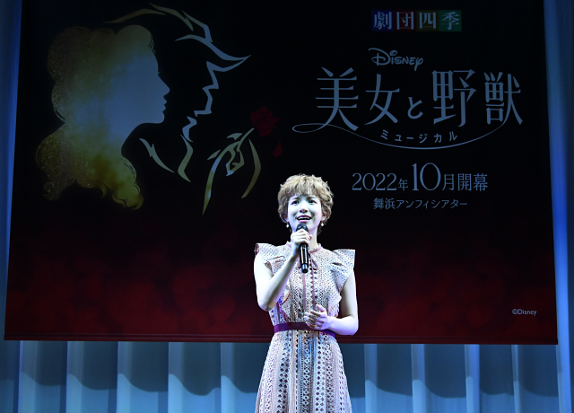 過去公演の出演経験者よりナンバー披露。「わが家」を歌唱したベル役・平田愛咲