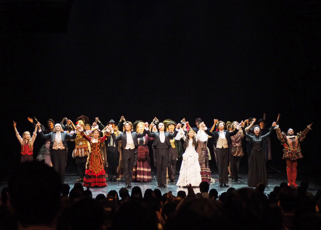 『オペラ座の怪人』日本上演34周年当日のカーテンコールの様子