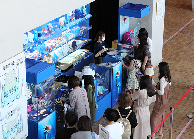 盛況となった劇場グッズ売店。公演グッズは、引き続き劇団四季オフィシャルウェブショップで販売中です