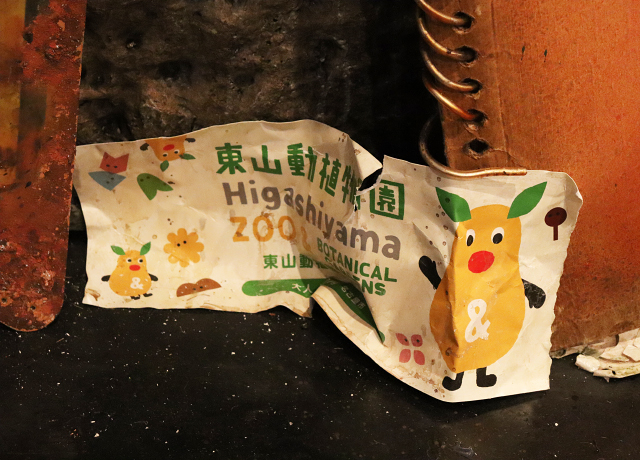 客席に飾られた“ご当地ゴミ”の一部
