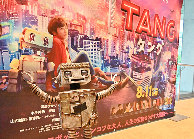 映画「タング」ポスターの前で記念撮影