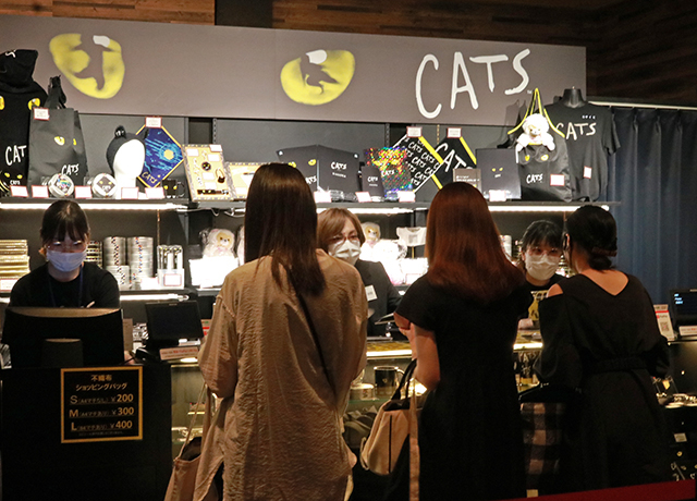 会場では、名古屋公演限定グッズの販売も。ご観劇の記念にどうぞ