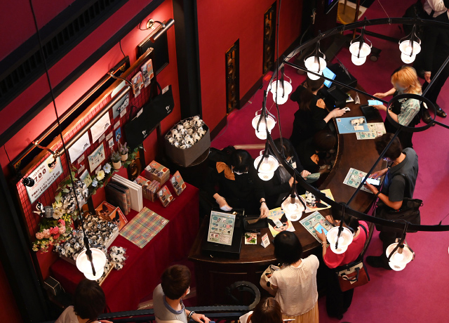 会場では、公演プログラムほか公演グッズを販売。ご観劇の記念にどうぞ
