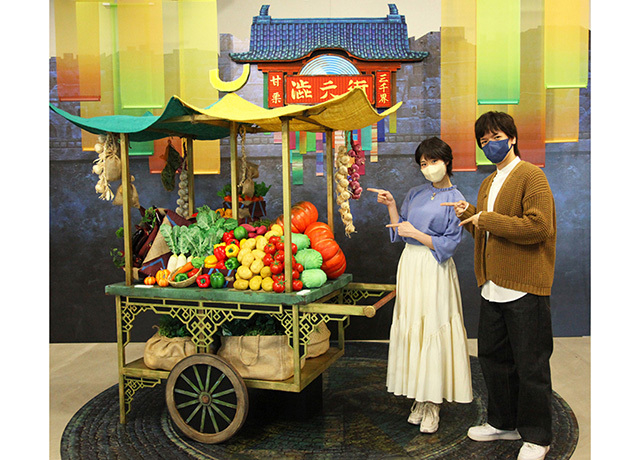 『バケモノの子』関連展示の様子（写真右から、蓮役・立崇なおと、楓役・竹田理央）