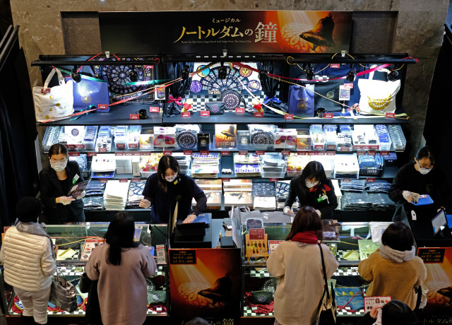 『ノートルダムの鐘』グッズ売店では多彩なラインアップの商品をご用意