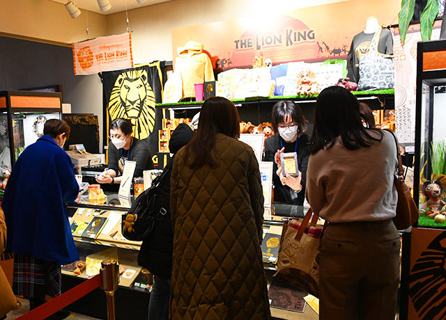 お客様でにぎわうグッズ売店。プログラムや公演グッズのほか、日本上演24周年記念グッズも販売中です