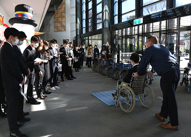開演前には、車いすで来場される方を安全に案内ができるよう、車いす介助講習会が実施されました