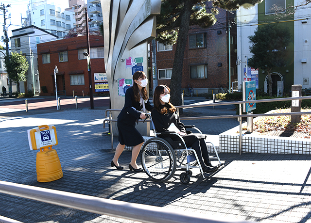 自ら車いすに乗ってみることで、目線や感覚など初めて気付くことも