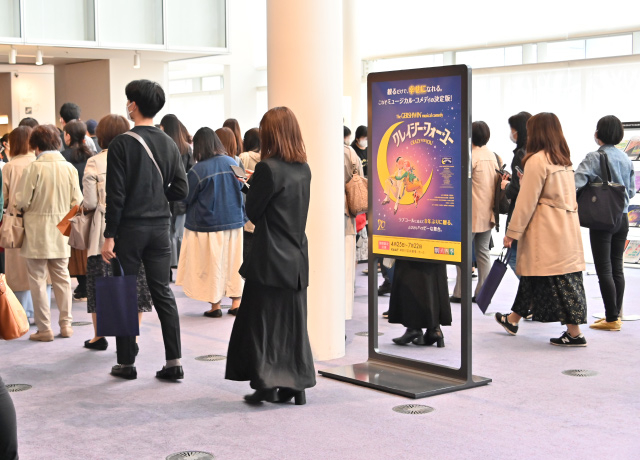 開演前のKAAT 神奈川芸術劇場〈ホール〉。『クレイジー・フォー・ユー』再演を待ちわびた多くのお客様が来場されました