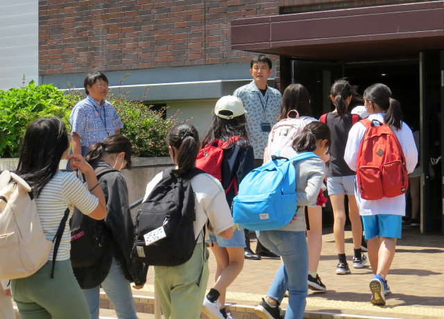 会場にやってきた子どもたち