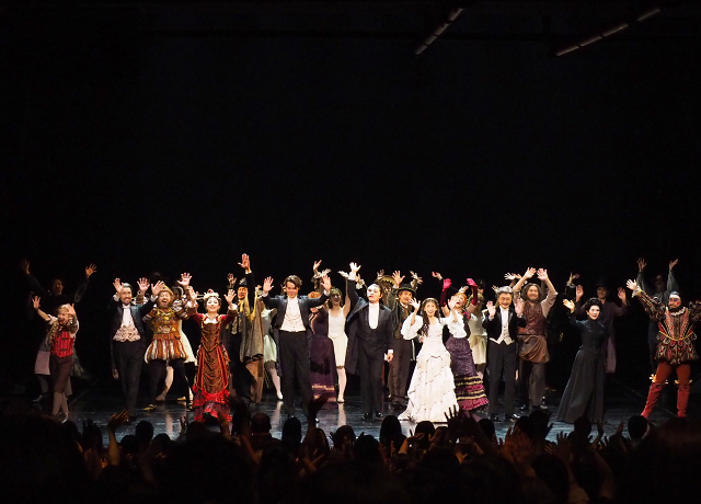 お客様と出演者、互いに手を振り合いながら『オペラ座の怪人』大阪公演最後の幕が降ろされました