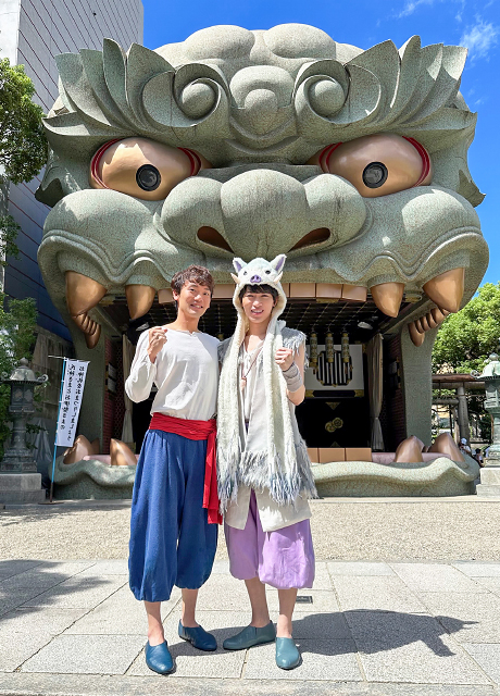 難波八阪神社の迫力あふれる獅子殿の前で