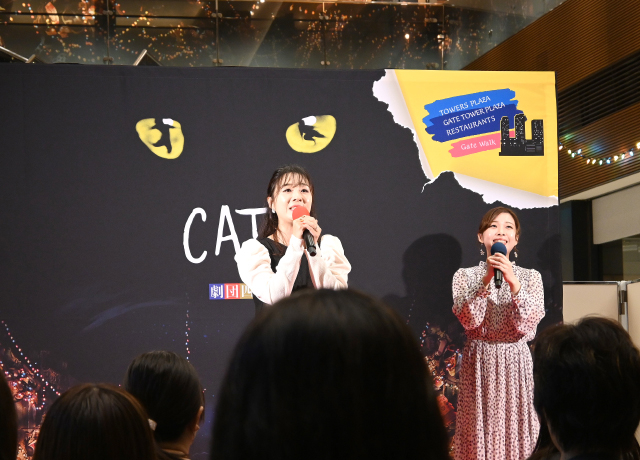 劇中ナンバー「メモリー」を披露すると、会場は拍手に包まれました