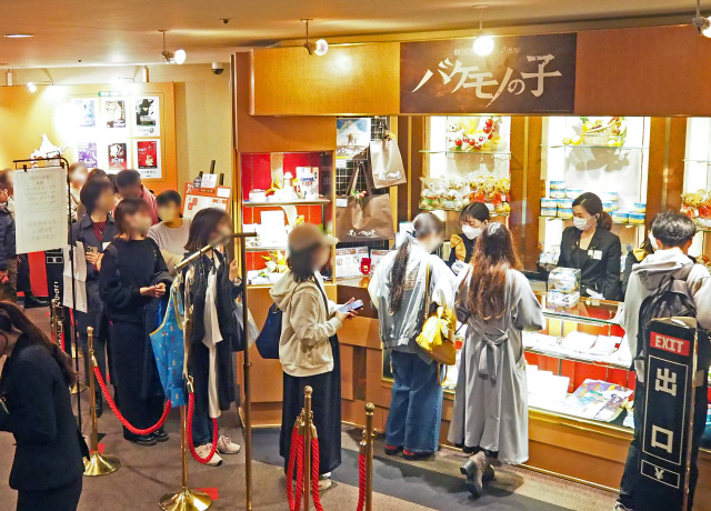 劇場グッズ売店では大阪公演限定アイテムや新商品をはじめ、様々な公演グッズを販売