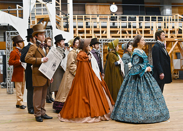 衣裳パレードの様子。19世紀イギリスは市民階級が明確に定められていた時代。登場人物の階級や立場にあわせて多様な衣裳が登場します