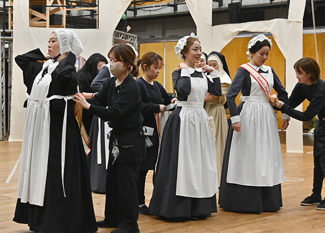 フローとともにスクタリ陸軍野戦病院で働く看護婦たちの衣裳を確認する様子。修道女、職業看護婦と役によって異なる扮装に