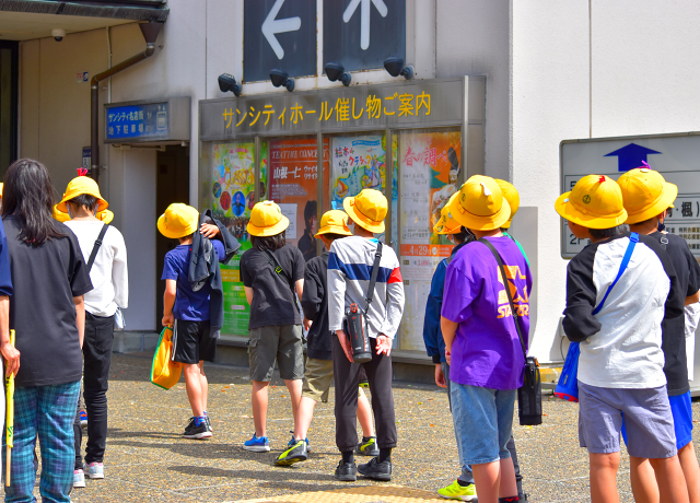 「こころの劇場」初日公演の会場となったサンシティ越谷市民ホール（埼玉県）に来場する子どもたち