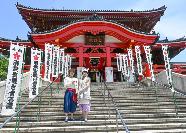 舞台衣裳に身を包んだ大鹿礼生（蓮／九太役）と菊池 俊（一郎彦役）が大須観音を参拝し、『バケモノの子』名古屋公演の成功を祈願しました