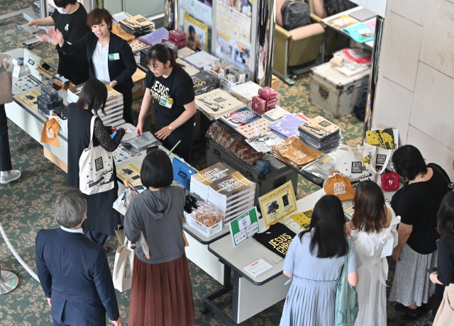 会場では公演プログラムやグッズを販売。公演グッズは劇団四季オフィシャルウェブショップでもお求めいただけます