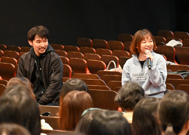 写真右から、お客様からの質問に答える渡邊友紀（アンサンブル）、舞台監督の矢武佑太