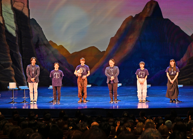 『アナと雪の女王』「オフステージトーク」イベントの様子。左から、手島章平（アグナル王役）、伊藤綾祐（ウェーゼルトン役）、笠間大樹（クリストフ役）、山田充人（オラフ役）、黒柳安奈（アンサンブル）、岡本直子（アンサンブル）