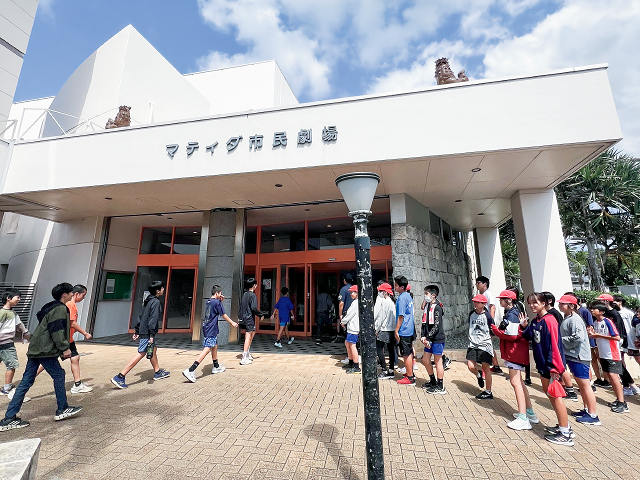 3月10日（月）「こころの劇場」宮古島公演より、子どもたちの来場の様子