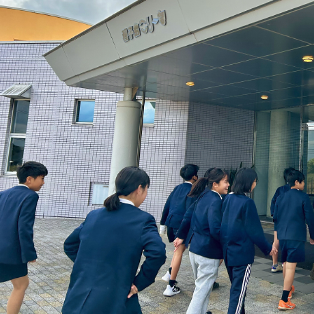 3月7日（金）「こころの劇場」中種子町公演より、子どもたちの来場の様子