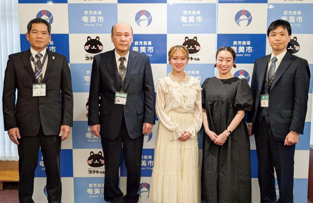 奄美公演の表敬訪問の様子。諏訪哲郎副市長、向美芳教育長、正本英紀教育部長と