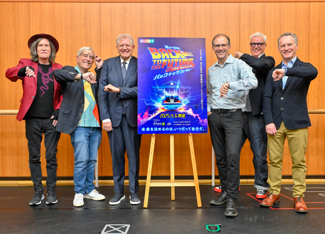 写真左から、作詞・作曲のグレン・バラード氏、台本／共同創作者のボブ・ゲイル氏、共同創作者のロバート・ゼメキス氏、演出のジョン・ランド氏、デザインのティム・ハトリー氏、グローバルプロデューサーのコリン・イングラム氏