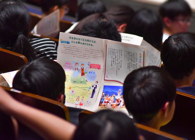 リーフレットを読みながら、開演を心待ちにする子どもたち