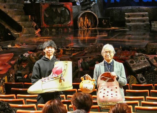 ゴミのオブジェを手に解説する、『キャッツ』舞台美術担当・土屋茂昭氏（右）、舞台監督・村田 舟（左）