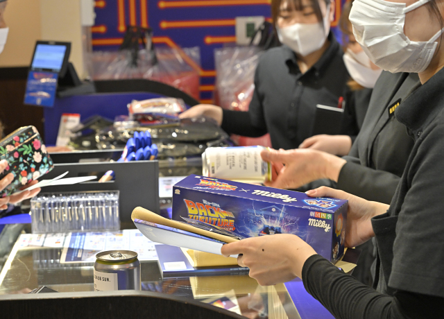 グッズ売店にはファッションアイテムからキーホルダーやチャーム、ステーショナリーグッズをはじめ、『バック・トゥ・ザ・フューチャー』コラボ商品の菓子類など多彩なラインアップを取り揃えています