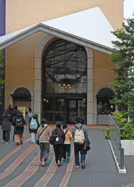 開演前の自由劇場