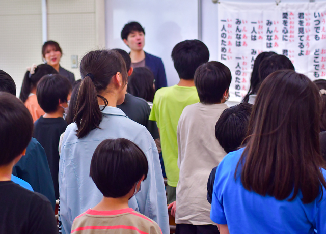 授業を通して学んだことを意識しながら、クラス全員で「友だちはいいもんだ」を合唱します
