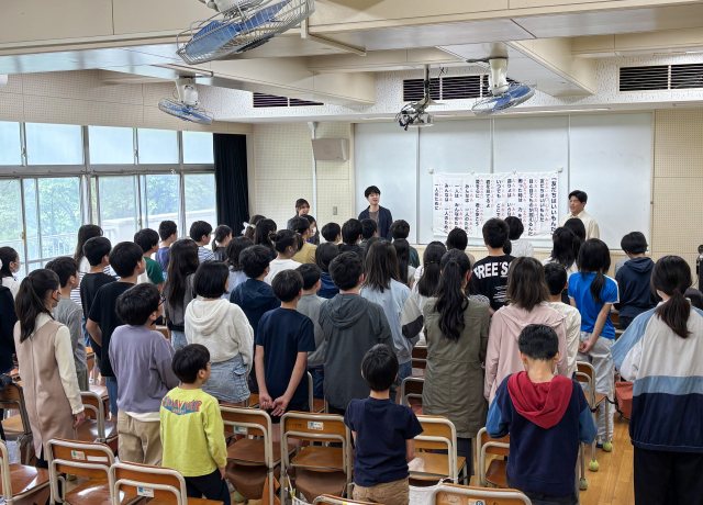 教室中に元気な歌声が響きました