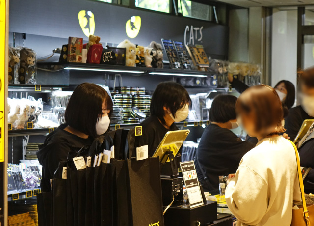 劇場グッズ売店では様々な公演グッズを販売中
