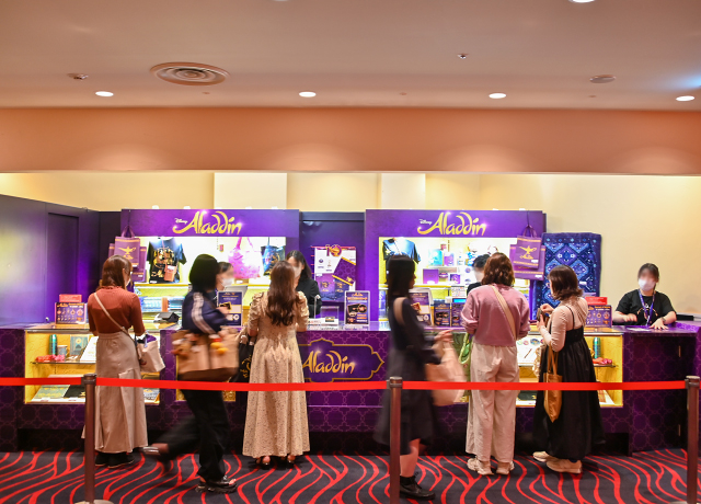 グッズ売店では多彩な公演グッズを販売中