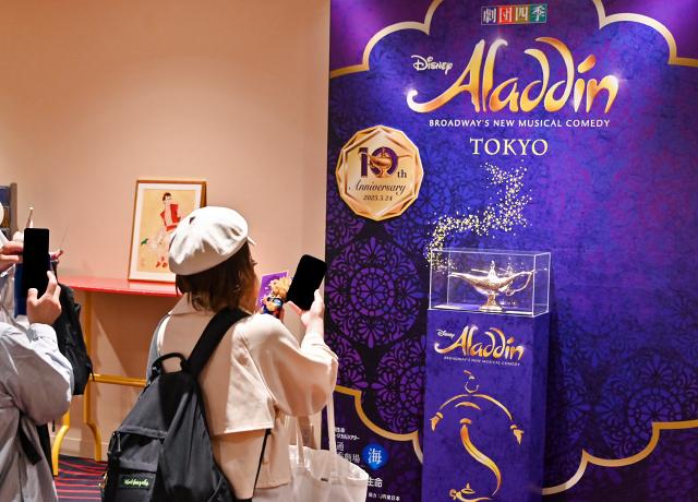 劇場ロビー3階には「魔法のランプ」のフォトスポットが。10周年当日にはディズニー・シアトリカル・グループから寄贈された「アラジン」の衣裳デザイン画が展示されました