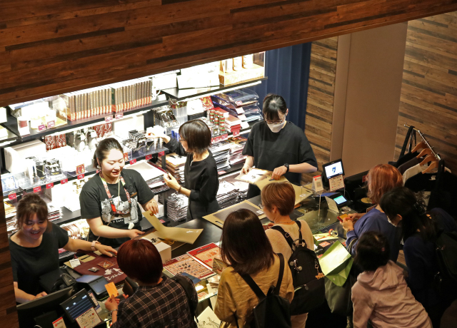 劇場グッズ売店では多彩な公演グッズを販売中。劇場限定の特別なアイテムも。ご観劇の記念にぜひお立ち寄りください