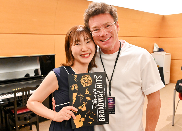 本コンサートの演出を務められ、『アナと雪の女王』東京公演アソシエート・ディレクターでもあるエイドリアン・サープルさんとの再会に喜ぶ岡本