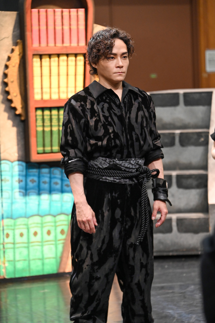黒猫・ゾルバの衣裳。一見して真っ黒な衣裳ですが、よく見るとレオパード柄が施されています