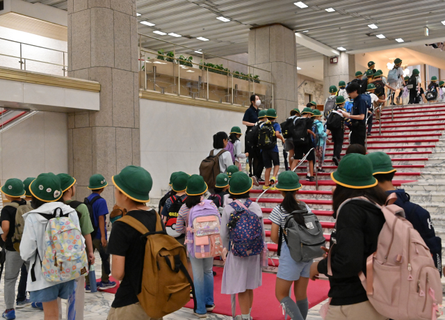 開演前の日生劇場。学校ごとに入場する子どもたち
